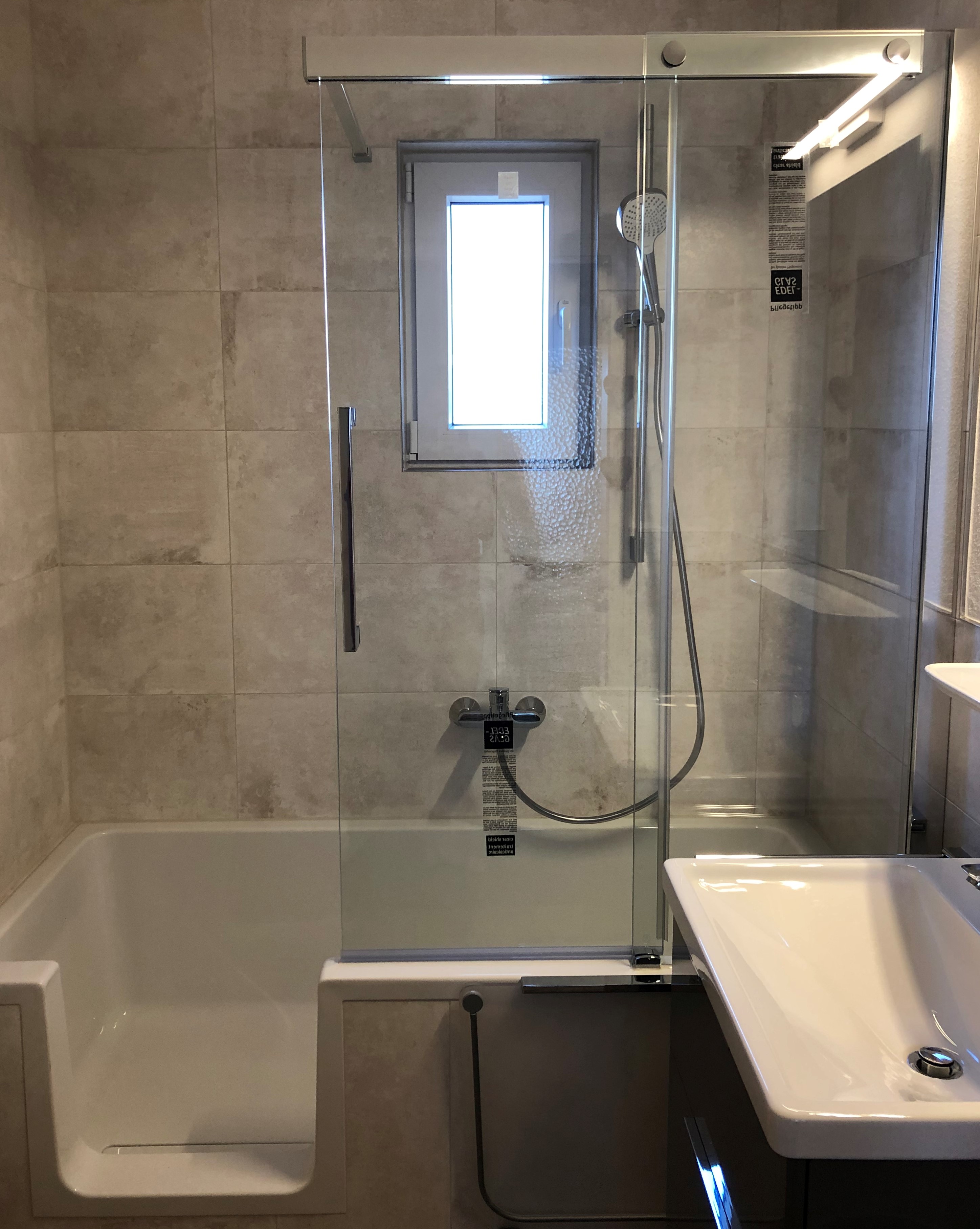 :Das Badezimmer wurde im November 2019 renoviert u hat eine begehbare Wanne
